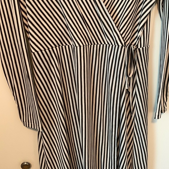 H&M Vertically Striped Low Cut Midi Long Sleeve Tie Wrap Dress Size Large - Picture 2 of 7